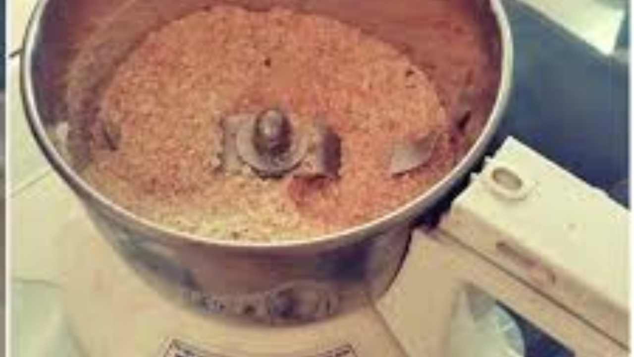 Grinding fennel seeds in a mixer