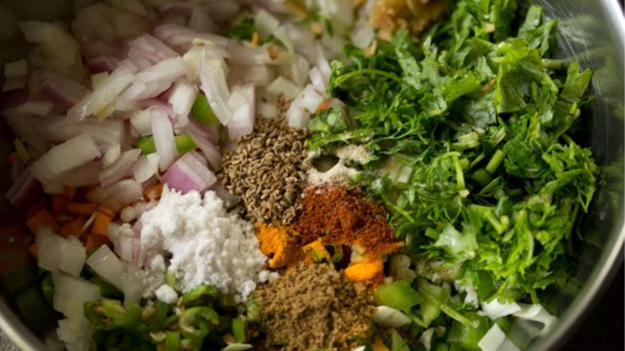 Mixing spinach with gram flour and spices